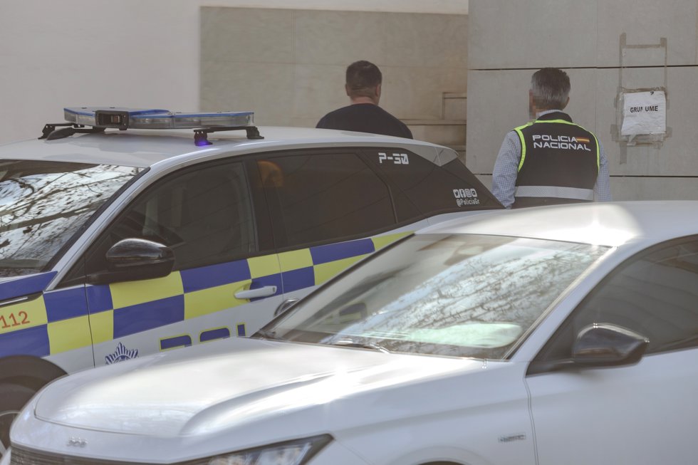 Agentes de la Unidad de Delincuencia Económica y Fiscal (Udef) de la Policía Nacional en las dependencias de la Policía Local de Granada. A 18 de febrero de 2025, en Granada (Andalucía, España).