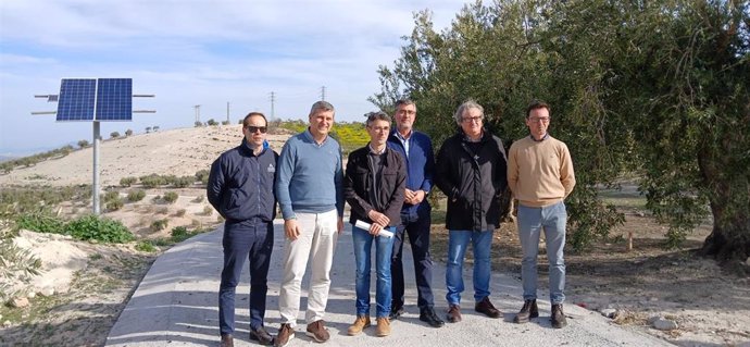 Francisco Acosta (2º izda.) y Jaime Castillo (3º izda.), durante la visita al camino rural Cañada de Sevilla, en Almedinilla.