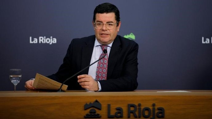Archivo - El portavoz del Gobierno riojano, Alfonso Domínguez, en comparecencia de prensa