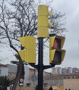 El cruce peatonal del tranvía frente al Hospital Miguel Servet cuenta con nuevos avisadores acústicos