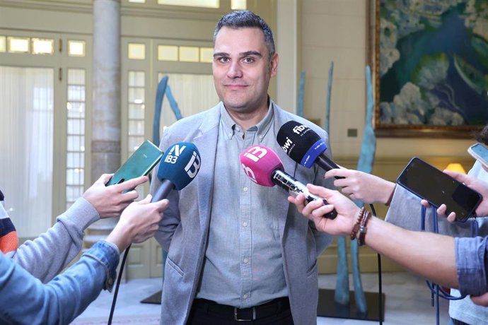 Archivo - El director general del Ente Público de Radiotelevisión de las Islas Baleares, Albert Salas, atiende a los medios de comunicación tras su toma de posesión ante la Mesa del Parlament el 15 de noviembre de 2023