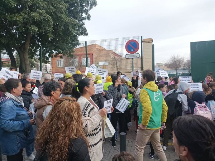 La AMPA del CEIP Tierno Galván pide "solucionar" las humedades de las aulas tras retirar las placas solares.