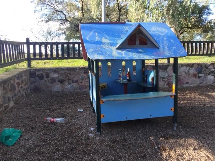Parque infantil del Paseo Alto de Cáceres vandalizado