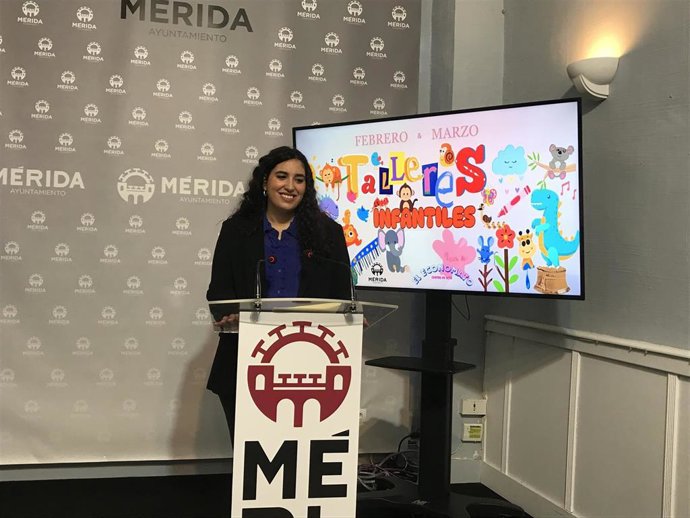 La delegada de Juventud, Laura Iglesias, en la presentación de los diferentes talleres infantiles, de educación no formal, que se van a desarrollar con motivo del Carnaval Romano y el mes de marzo.