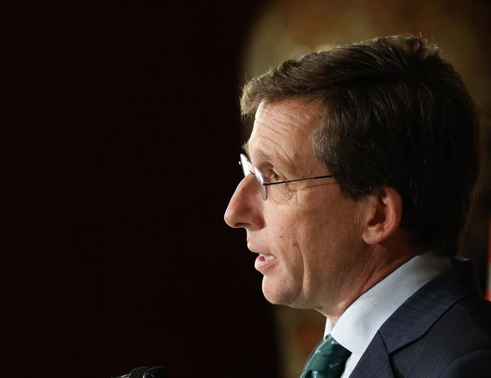 El alcalde de Madrid, José Luis Martínez-Almeida, durante una rueda de prensa posterior al Consejo y la Junta Local de Seguridad de la ciudad, en la Casa de la Villa, a 17 de febrero de 2025, en Madrid (España). Durante el encuentro, se presentan los info
