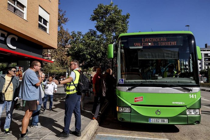 Archivo - El autobús lanzadera de la Comunidad de Madrid que conecta Torrente con Valencia