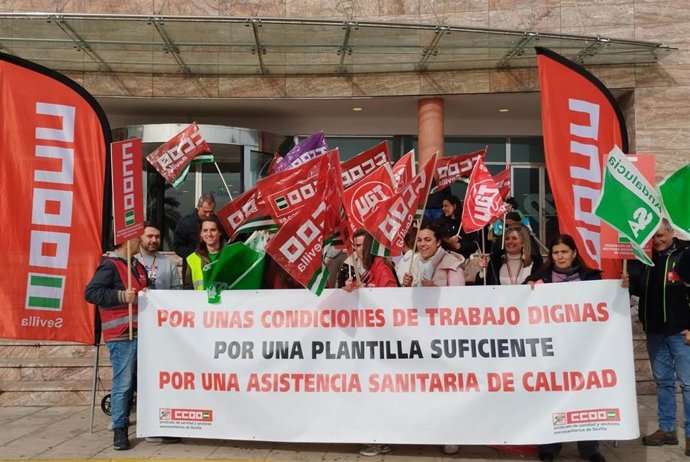 Concentración de CCOO a las puertas del hospital Vithas de Castilleja de la Cuesta.