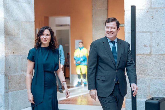 (I-D) El presidente de la Junta de Castilla y León, Alfonso Fernández Mañueco, y la presidenta de la Comunidad de Madrid, Isabel Díaz Ayuso, a su llegada al pregón de la Semana Santa de Valladolid, en la Real Casa de Correos.