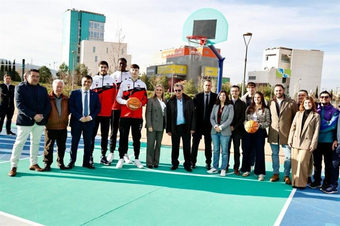 La alcaldesa de Granada, Marifrán Carazo, en el centro en la imagen, ha presentado las nuevas instalaciones deportivas del Parque Miguel Ríos