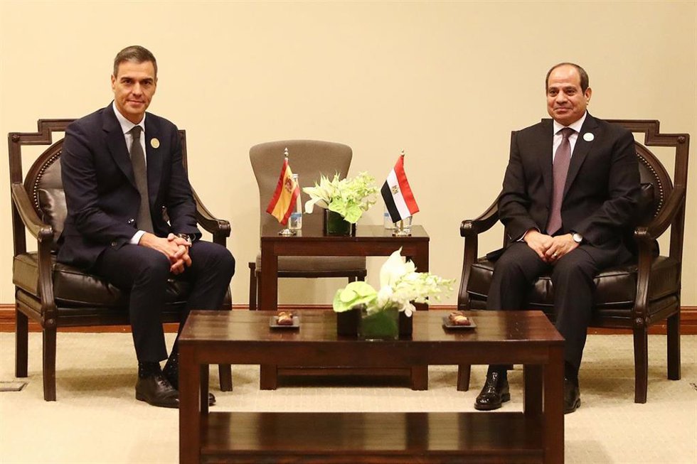Archivo - El presidente del Gobierno, Pedro Sánchez (i), durante el encuentro bilateral con el presidente de Egipto, Adbel Fatah al Sisi (d)