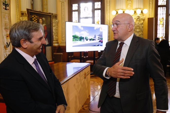 El consejero de Movilidad, José Luis Sanz Merino, y el alcalde de Valladolid, Jesús Julio Carnero, en la presentación de la redacción del proyecto de remodelación de la estación de autobuses.