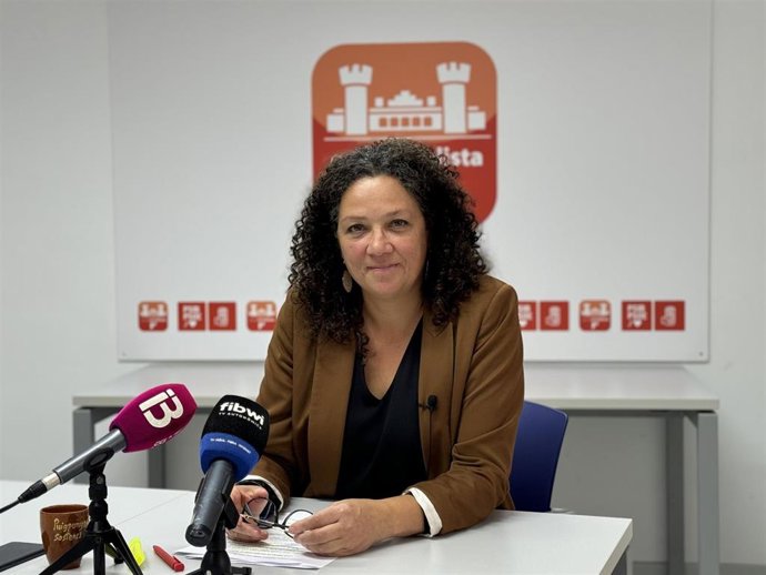 La portavoz de los socialistas en el Consell de Mallorca, Catalina Cladera, en rueda de prensa.