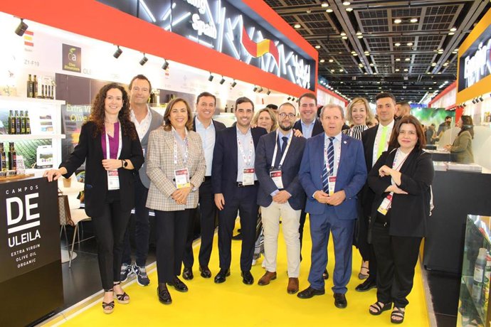 Representantes de la Diputación de Almería, acompañados de otros miembros del sector, durante su participación en la feria Gulfood en Dubái.