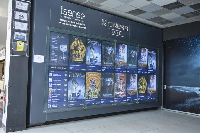 Archivo - Entrada al cine Cinesa, ubicado en el Centro Comercial Xanadú, a 2 de agosto de 2022, en Madrid (España). El Gobierno aprobó en el Consejo de Ministros de ayer, 1 de agosto, un Plan de Choque de Ahorro y Gestión Energética en Climatización para 