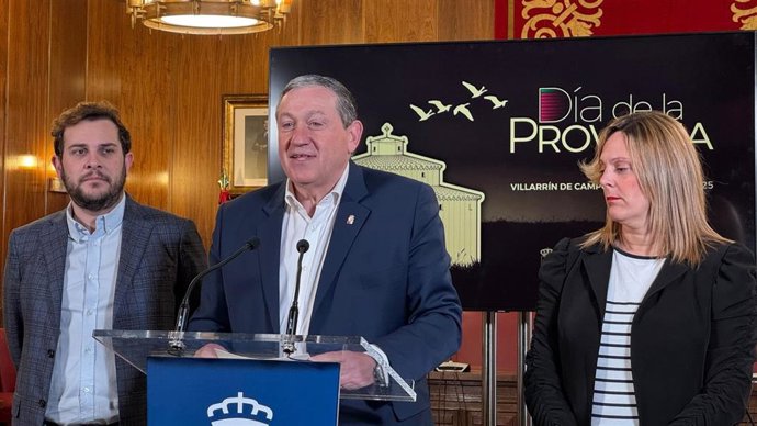 El presidente de la Diputación de Zamora, Javier Faúndez, junto al vicepresidente primero de la institución, Víctor López, y la alcaldesa de Villarrín, Ainhoa Aranguren