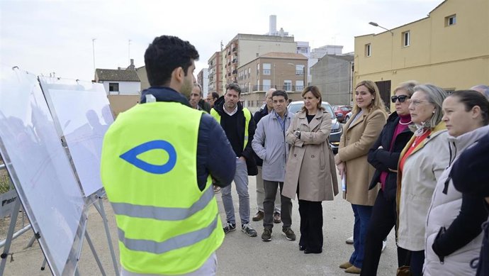 La alcaldesa de València, María José Catalá, visita las diversas obras que está realizando el Ayuntamiento de València en la pedanía de Castellar-l’Oliveral.