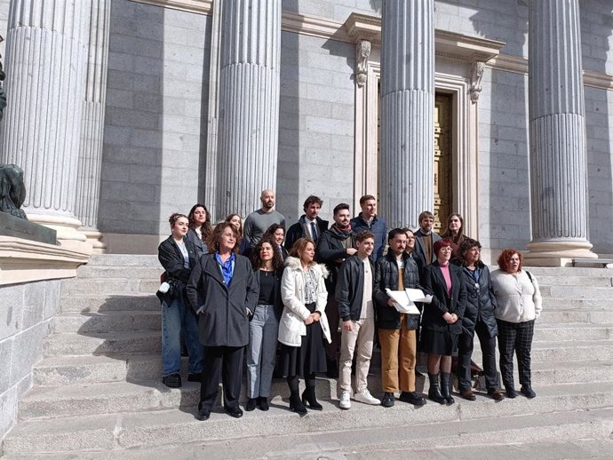 La Asociación No es Terapia junto a diputados y senadores que han registrado una proposición de ley en el Congreso para castigar las terapias de conversión contra personas LGTBI.