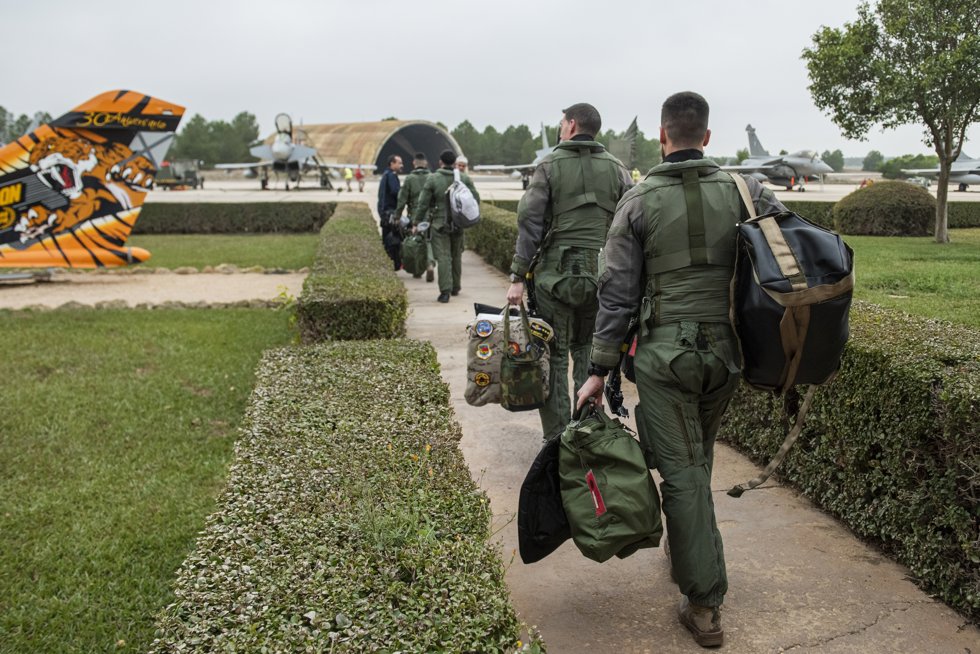 Soldados del ejército español durante el  acto de despedida de los seis Eurofighter del Ala 14 rumbo a la base aérea de Mihail Kogalniceanu de Constanza (Rumanía), en la puerta principal de la Base Aérea de Albacete, a 28 de noviembre de 2024, en 