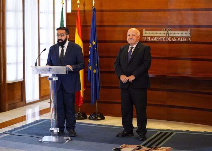 El presidente del Parlamento de Andalucía, Jesús Aguirre, junto al secretario de la Federación de Asperger Andalucía, Patricio Llopis, en el acto para celebrar el Día Internacional del Síndrome de Asperger.