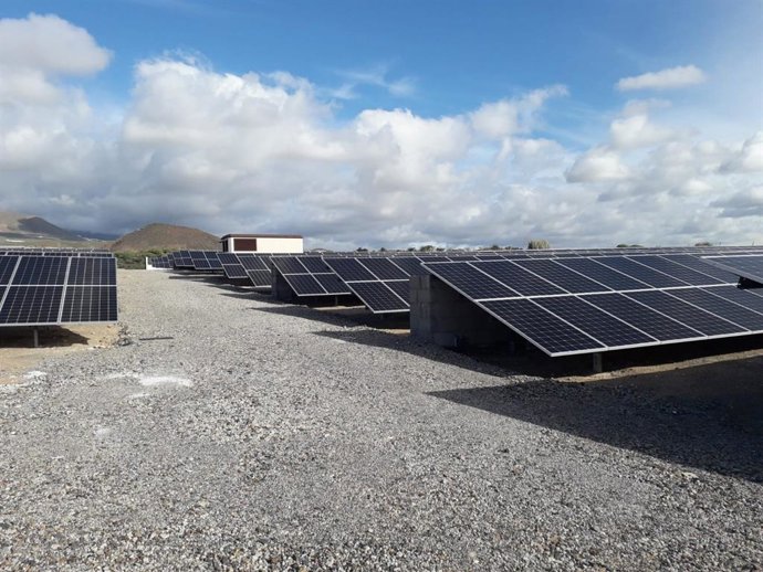 Archivo - Planta fotovoltaica en el aeropuerto Tenerife Sur