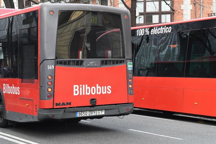 Archivo - Imagen de dos autobuses de Bilbobus.