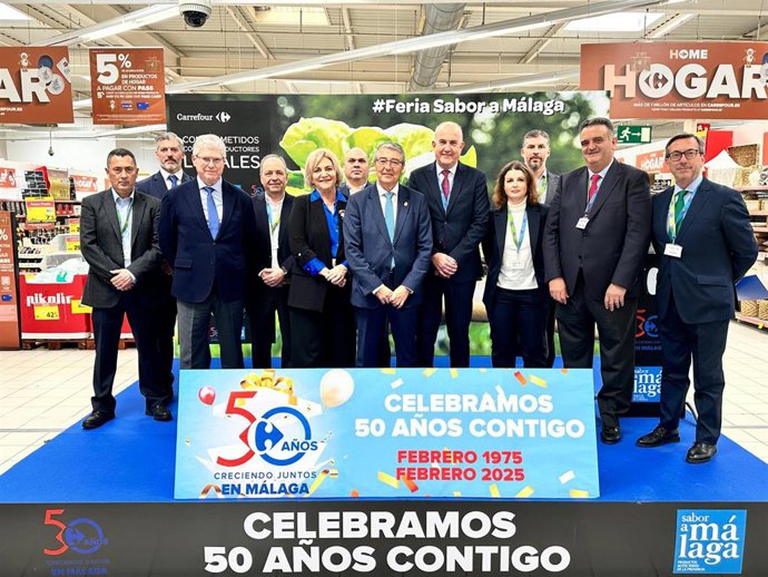 El presidente de la Diputación Francisco Salado junto a Gaspar Noguera, director de Carrefour en Andalucía; Aurelio Martín, presidente de Costasol de hipermercados, directores de los hipermercados Carrefour de la provincia y productores malagueños.
