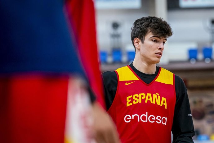 Hugo González, jogador do Real Madrid e da seleção espanhola de basquete, durante uma sessão de treinamento em Guadalajara.