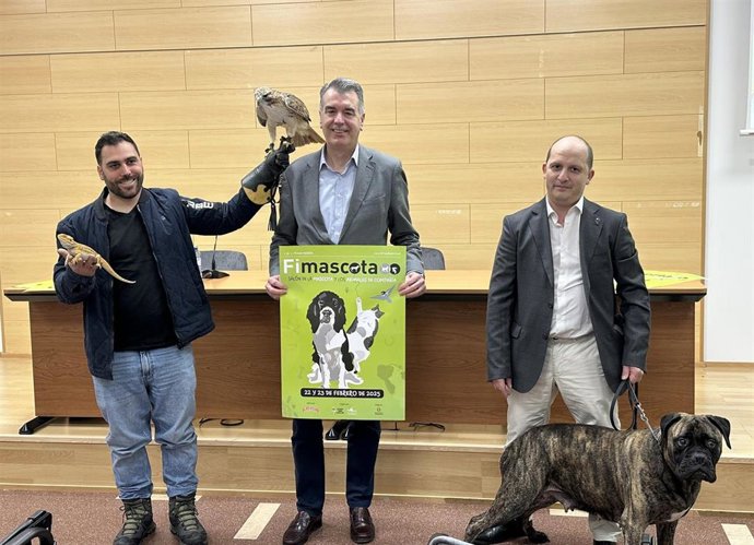 El director de la Feria de Valladolid, Alberto Alonso, en el medio, junto al presidente de la Sociedad Canina Castellana, Tomás Domínguez, y el responsable de Avesaurio, Arturo Pascual, en la presentación de Fimascota.