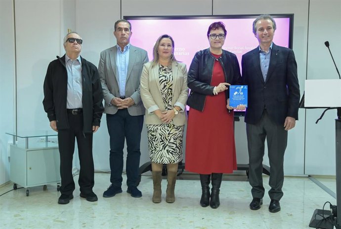 La consejera de Bienestar Social del Gobierno de Canarias, Candelaria Delgado, con la guía de 'bucles magnéticos'