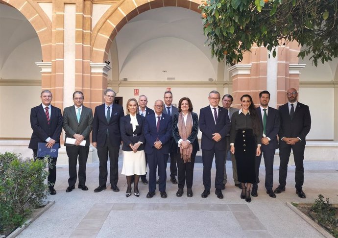 La presidenta de la UCAM, María Dolores García, y el presidente del Consejo General de Graduados Sociales de España y nuevo director de la Cátedra, Joaquín Merchán, junto a otros representantes de la Universidad y del Consejo