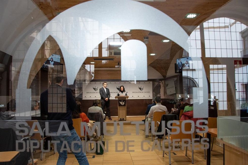 La vicepresidenta Primera de Territorio de la Diputación de Cáceres, Esther Gutiérrez, y el director del Área de Programas Públicos de la Escuela de Organización Industrial (EOI), Fernando Garrido, en rueda de prensa
