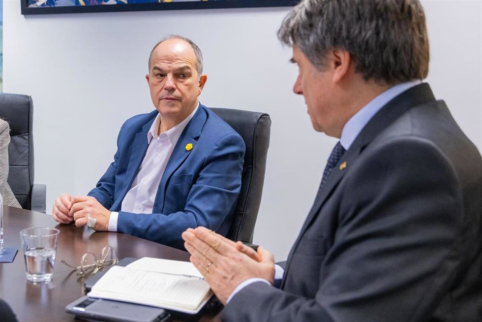 Archivo - El secretario general de Junts, Jordi Turull (i) y el líder de Junts, Carles Puigdemont (d), durante una reunión con miembros del partido, a 17 de enero de 2025, en Bruselas (Bélgica).