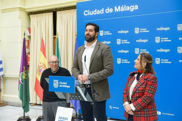 El concejal delegado de Deporte, Borja Vivas, y la concejala delegada de distrito Bailén-Miraflores, María Paz Flores, acompañados por representantes del Club Petanca Costa del Sol, en rueda de prensa de la Copa Andaluza del Open Nacional de Petanca