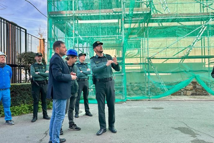 El subdelegado del Gobierno de España en Ciudad Real, David Broceño, y el coronel Juan del Valle, jefe de la comandancia de la Guardia Civil de Ciudad Real, han visitado las obras de remodelación del cuartel de Puertollano.