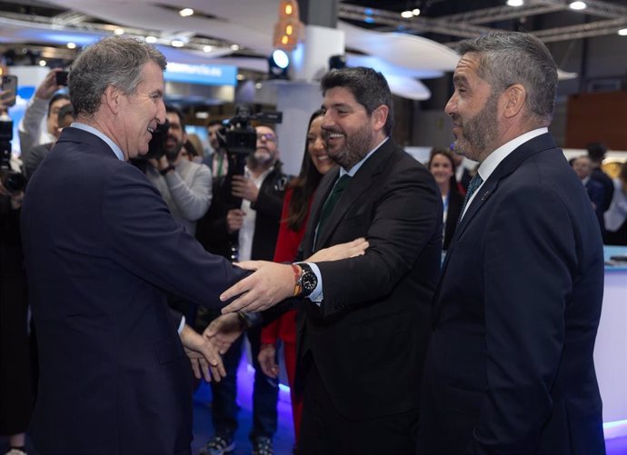 El presidente del PP, Alberto Núñez Feijóo, saluda al presidente del Gobierno de la Región de Murcia, Fernando López Miras, durante su visita al estand de la Región de Murcia, en la Feria Internacional de Turismo (FITUR).