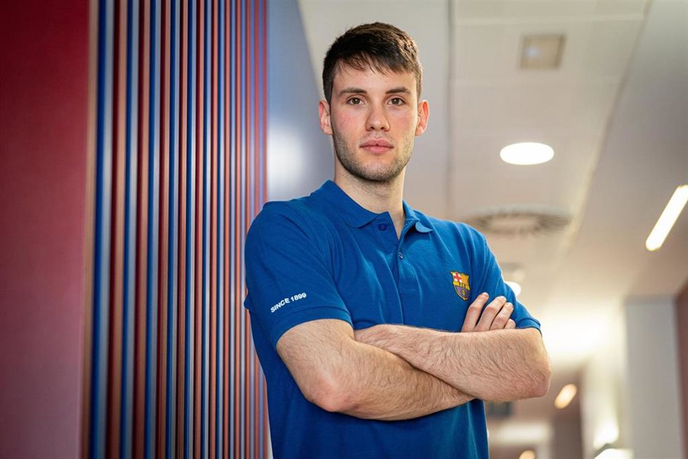 Archivo - El nuevo jugador del Bara de balonmano Dani Fernández