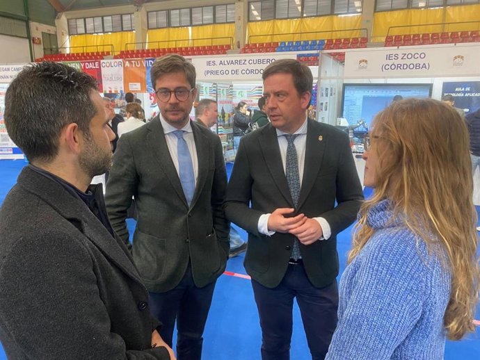 Diego Copé y Aurelio Fernández (centro), en el XXI Salón del Estudiante de Lucena.