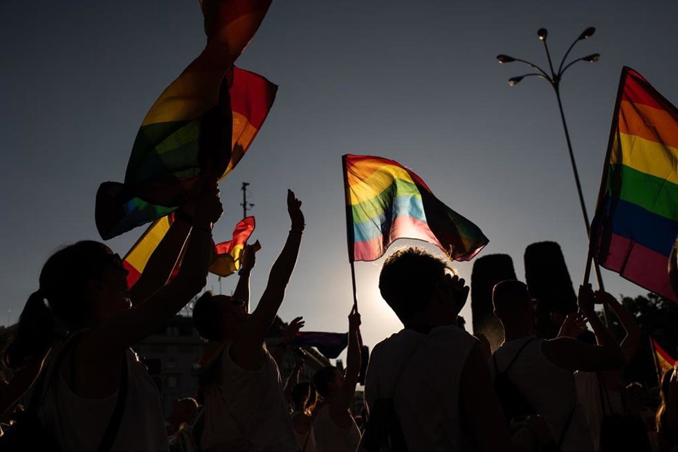 Archivo - Varias personas con banderas LGTBI.- Archivo
