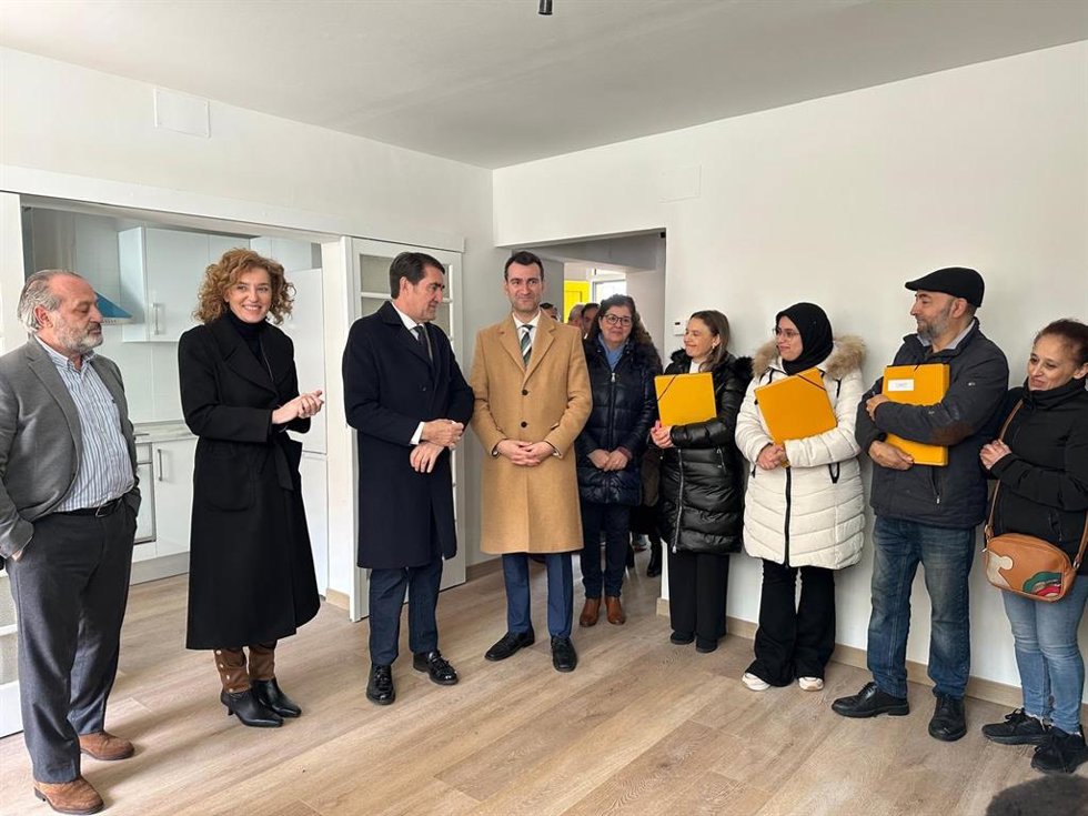 El consejero Suárez-Quiñones, durante su visita a una de la viviendas.