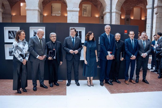 Carnero (I), Luis Argüello, Fernández Mañueco, Díaz Ayuso, De los Mozos y otros asistentes al pregón de la Semana Santa de Valladolid en Madrid.