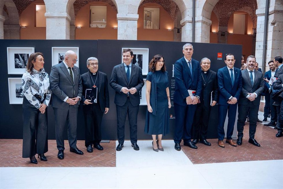 Carnero (I), Luis Argüello, Fernández Mañueco, Díaz Ayuso, De los Mozos y otros asistentes al pregón de la Semana Santa de Valladolid en Madrid.