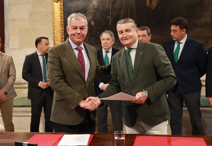 El consejero de la Presidencia, Interior, Diálogo Social y Simplificación Administrativa, Antonio Sanz, y el alcalde de Sevilla, José Luis Sanz firman un nuevo convenio sobre el 112
