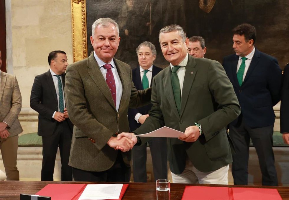 El consejero de la Presidencia, Interior, Diálogo Social y Simplificación Administrativa, Antonio Sanz, y el alcalde de Sevilla, José Luis Sanz firman un nuevo convenio sobre el 112