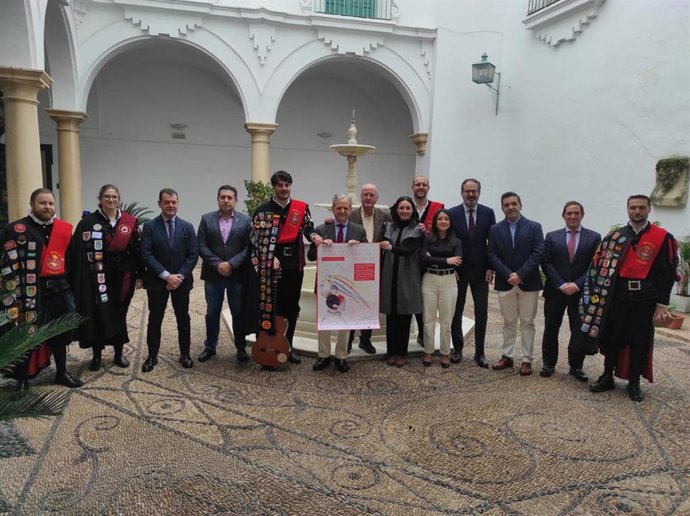El presidente de la Diputación de Córdoba, Salvador Fuentes (centro), en la presentación de los actos por los 45 años de la Tuna de Derecho.