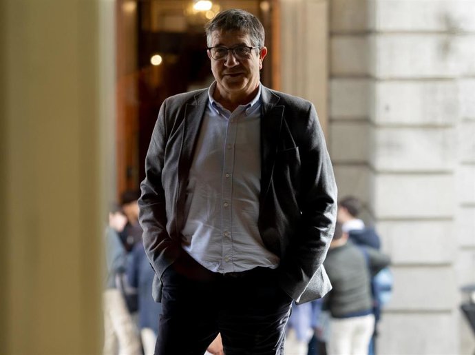 El portavoz del PSOE en el Congreso, Patxi López, a su llegada a una reunión de la Junta de Portavoces, en el Congreso de los Diputados, a 18 de febrero de 2025, en Madrid (España).