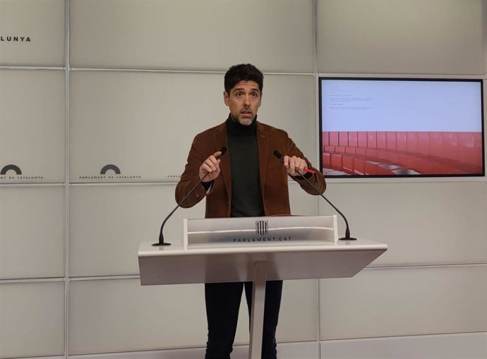 El portavoz de los Comuns en el Parlament, David Cid, en rueda de prensa