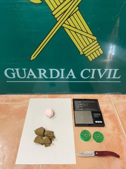 Alijo y materiales hallados en el registro del primer vehículo