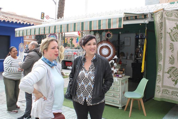 La portavoz adjunta de Con Málaga, Toni Morillas, junto a comerciantes y artesanos ofrece una rueda de prensa sobre iniciativas en materia de impulso comercial.
