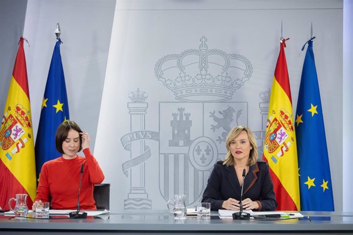 La ministra de Ciencia, Innovación y Universidades, Diana Morant (i), y la ministra Portavoz, Pilar Alegría (d), durante una rueda de prensa tras el Consejo de Ministros, en el Palacio de la Moncloa, a 18 de febrero de 2025, en Madrid (España). Durante la