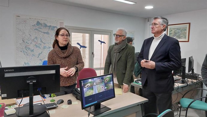 La directora del Centro de Recuperación de Fauna Silvestre de La Alfranca muestra las nuevas instalaciones al alcalde de Pastriz, José Miguel Ezquerra, y al consejero de Medio Ambiente y Turismo, Manuel Blasco.